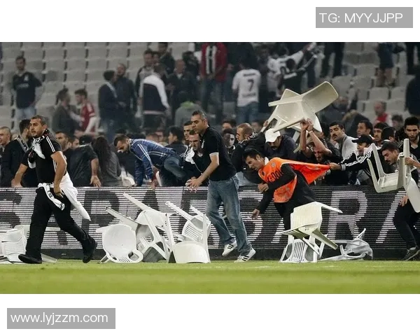 足球流氓球星合集视频盘点那些因场外行为而引发争议的球员